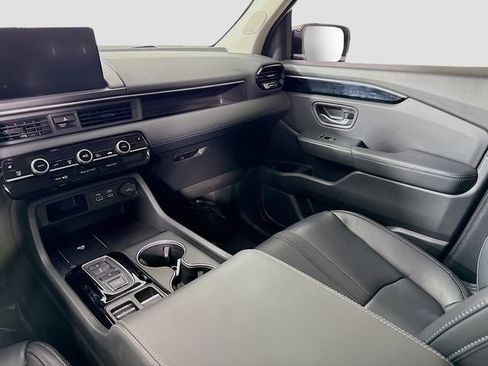 Used 2025 Honda Pilot Touring image 24