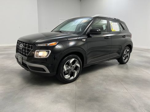 Used 2025 Hyundai Venue SEL FWD image 4