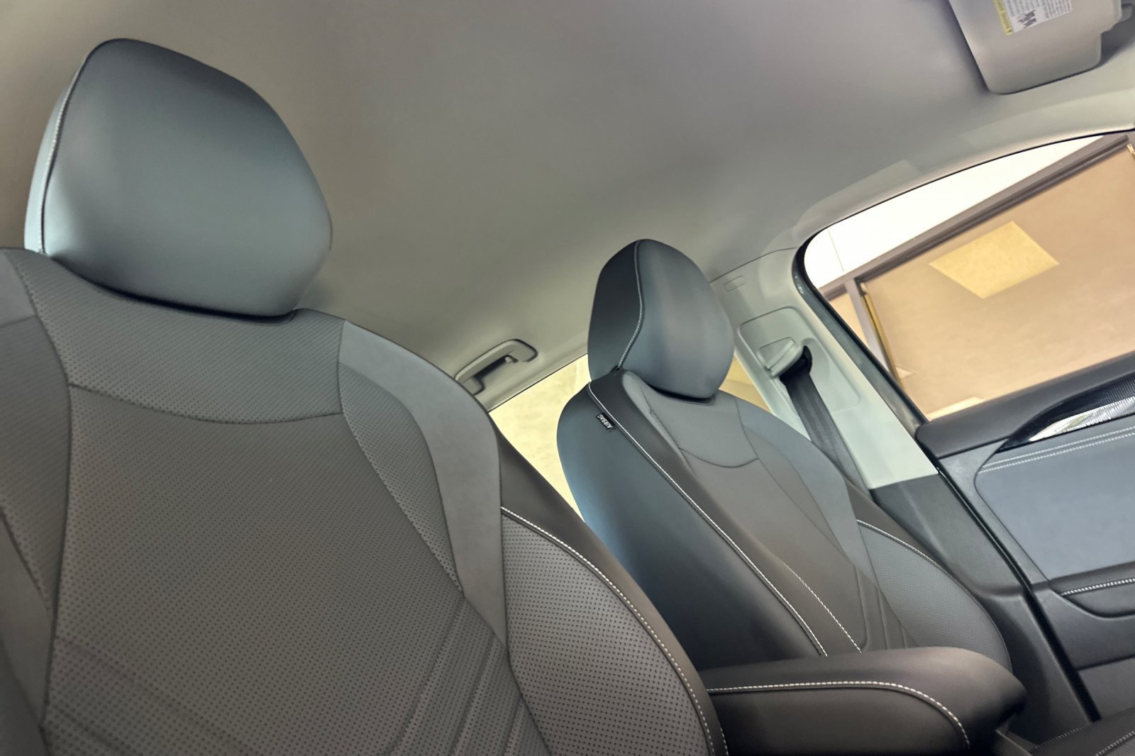 Used 2025 Volkswagen Tiguan SE AWD/4WD image 14