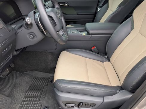 Used 2025 Lexus GX 550 image 13