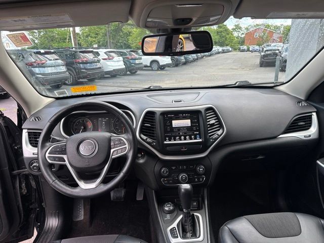Used 2018 Jeep Cherokee Latitude Plus w/ Cold Weather Group AWD/4WD image 19