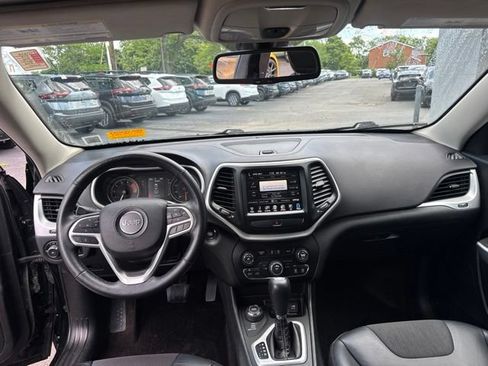 Used 2018 Jeep Cherokee Latitude Plus w/ Cold Weather Group AWD/4WD image 19