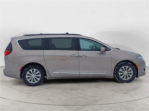 Used 2017 Chrysler Pacifica Touring-L w/ 13 Speaker Alpine Sound Group image 6