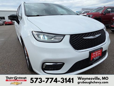 Used 2024 Chrysler Pacifica Touring-L FWD image 11