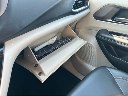 Used 2023 Chrysler Pacifica Touring-L FWD image 48