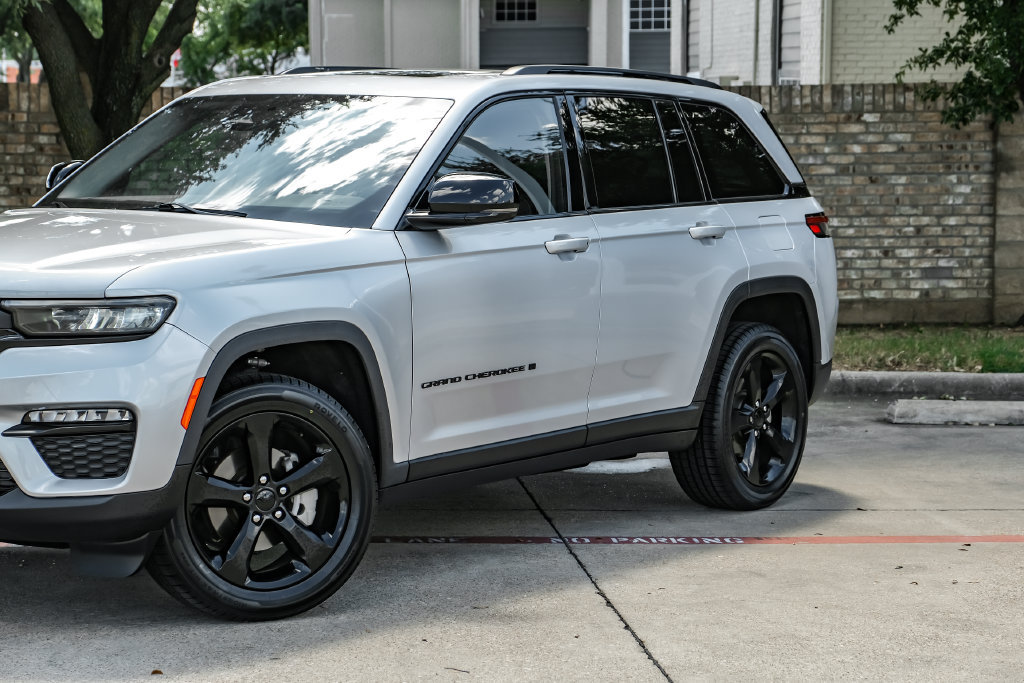 Used 2023 Jeep Grand Cherokee Limited w/ Black Appearance Package AWD/4WD image 13
