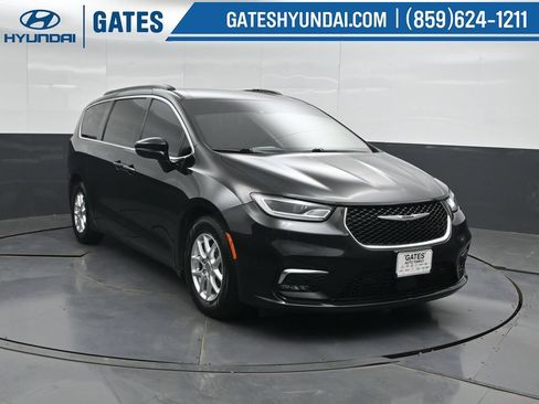 Used 2022 Chrysler Pacifica Touring-L w/ Uconnect Theater Family Group FWD image 4