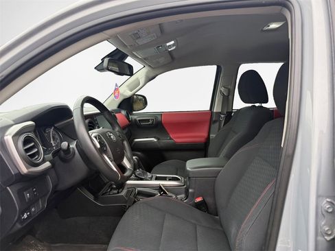 Used 2020 Toyota Tacoma SR5 w/ Technology Package image 12