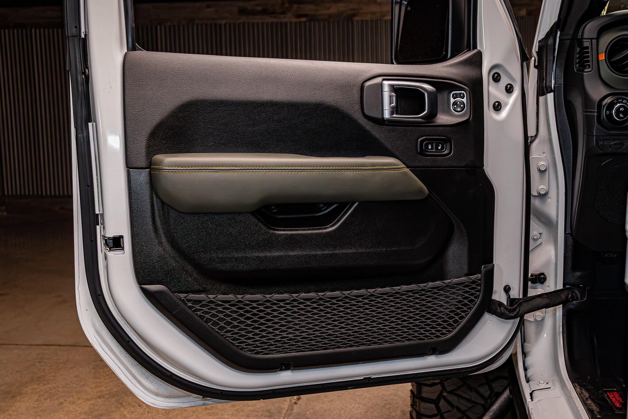 Used 2024 Jeep Gladiator Mojave AWD/4WD image 36