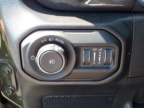 Used 2022 Jeep Wrangler Unlimited Sahara AWD/4WD image 18