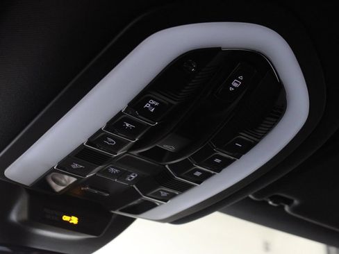 Certified 2025 Porsche Macan AWD/4WD image 23