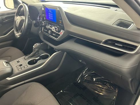 Used 2025 Toyota Highlander LE FWD image 27