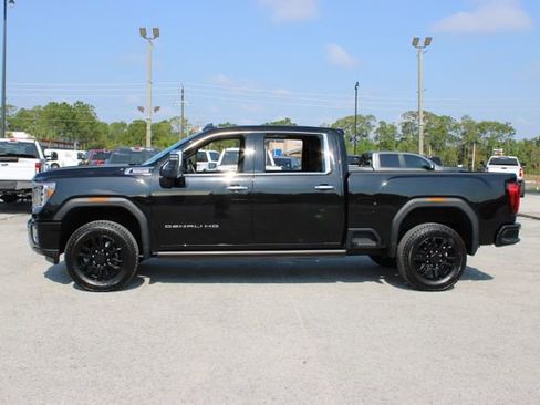 Used 2022 GMC Sierra 2500 Denali w/ Denali Black Diamond Edition image 6