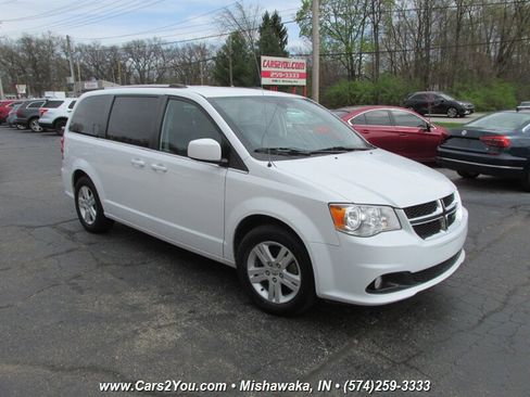 Used 2019 Dodge Grand Caravan SXT image 2