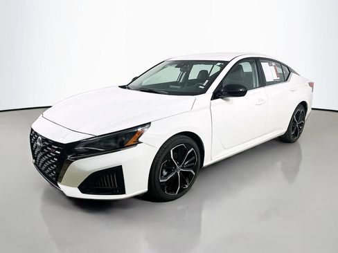 Used 2024 Nissan Altima 2.5 SR FWD image 3