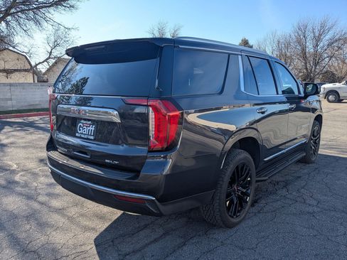 Used 2023 GMC Yukon SLT w/ SLT Premium Package image 3