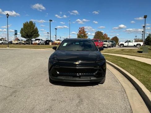 New 2026 Chevrolet Equinox EV LT image 9
