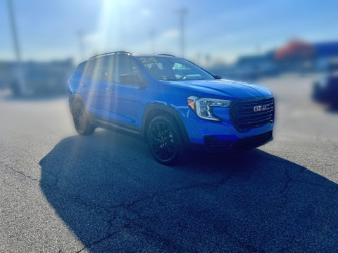 Used 2024 GMC Terrain SLE w/ Driver Convenience Package FWD image 11