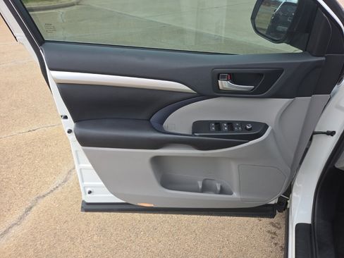 Used 2019 Toyota Highlander XLE image 11