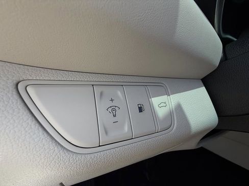 Used 2025 Genesis G70 2.5T RWD image 28