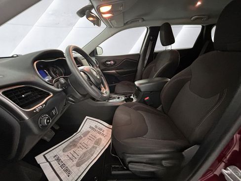 Used 2019 Jeep Cherokee Latitude w/ Popular Appearance Group FWD image 7