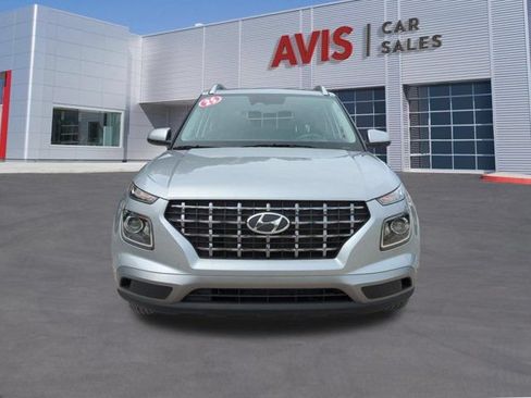 Used 2025 Hyundai Venue SEL FWD image 2