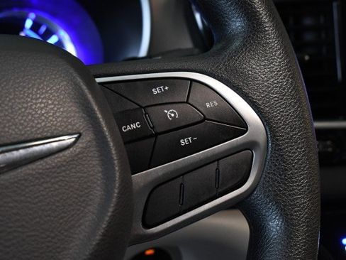 Used 2017 Chrysler Pacifica Touring Plus FWD image 27