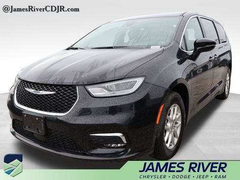 Used 2025 Chrysler Pacifica Select FWD image 1