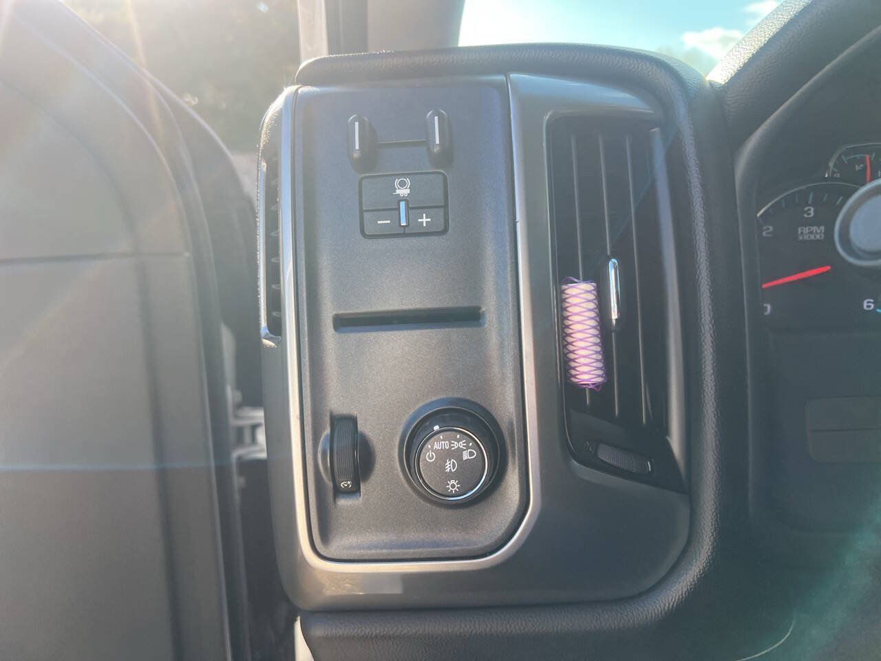 Used 2018 Chevrolet Silverado 1500 LT w/ Texas Edition RWD image 12