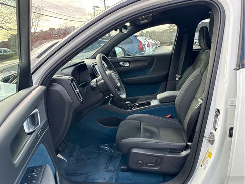 Used 2023 Volvo XC40 Recharge Plus image 9