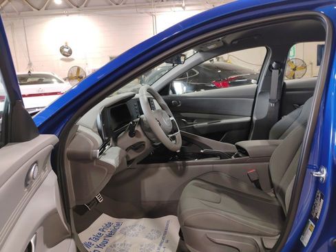 Used 2025 Hyundai Elantra Sport image 9