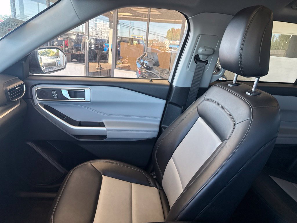 Used 2023 Ford Explorer XLT w/ Equipment Group 202A AWD/4WD image 25