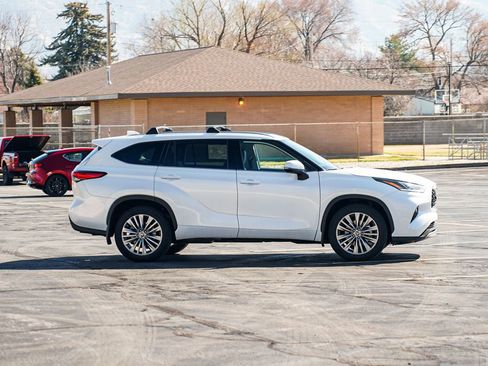 Used 2022 Toyota Highlander Platinum image 4