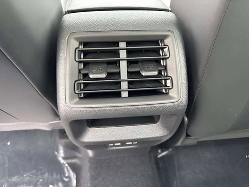 New 2026 Volkswagen Tiguan SE image 7