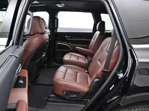 Used 2024 Kia Telluride EX w/ EX Captain's Chair Package FWD image 32