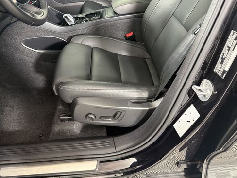 Used 2025 Volvo XC40 B5 Plus AWD/4WD image 15