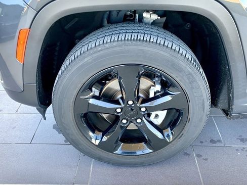 Used 2023 Jeep Grand Cherokee Altitude image 11