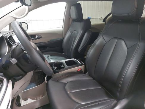 Used 2024 Chrysler Pacifica Touring-L image 23