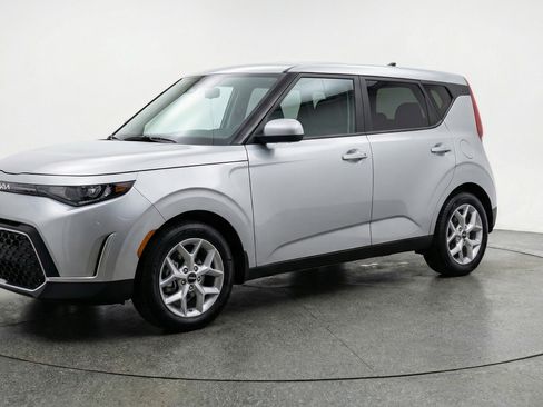 Used 2025 Kia Soul LX w/ LX Technology Package FWD image 3
