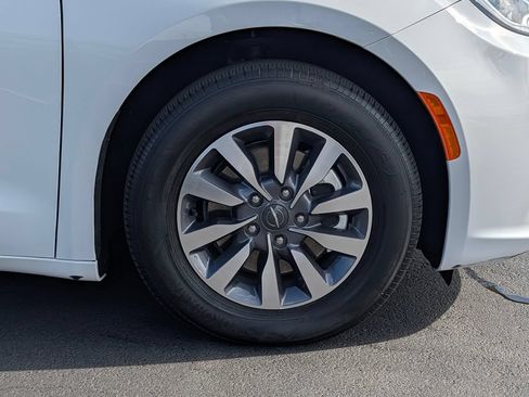 Used 2024 Chrysler Pacifica Limited FWD image 7