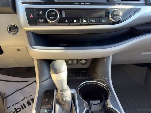 Used 2018 Toyota Highlander SE image 23