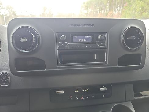 Used 2024 Mercedes-Benz eSprinter 170 Cargo image 19