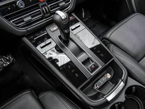 Used 2024 Porsche Macan AWD/4WD image 28