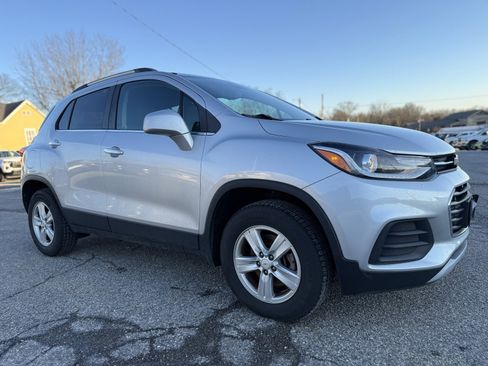 Used 2019 Chevrolet Trax LT w/ LT Convenience Package image 9
