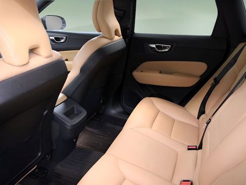 Used 2019 Volvo XC60 T5 Momentum w/ Multimedia Package image 17