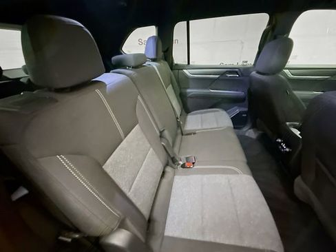 Used 2025 GMC Acadia Elevation image 31