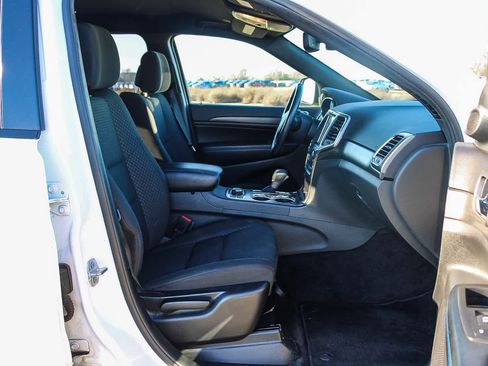 Used 2018 Jeep Grand Cherokee Laredo image 17