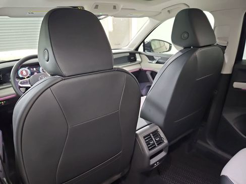 New 2025 Volkswagen Tiguan SE image 18