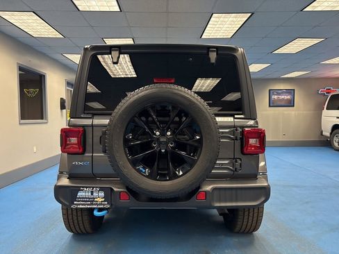 Used 2022 Jeep Wrangler Unlimited Sahara w/ Cold Weather Group image 7