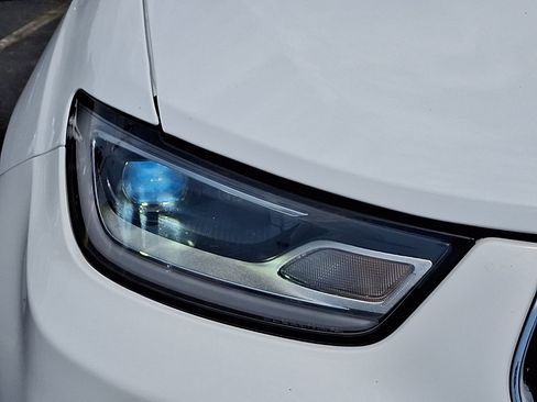 Used 2023 Chrysler Pacifica Touring-L FWD image 10